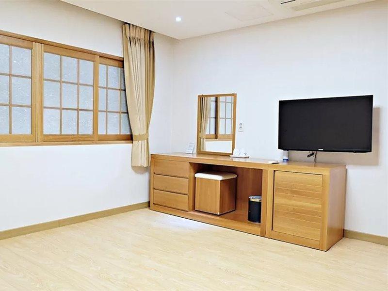 Jeju Parkside Tourist Hotel Exteriör bild
